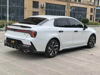Lynk & Co 03