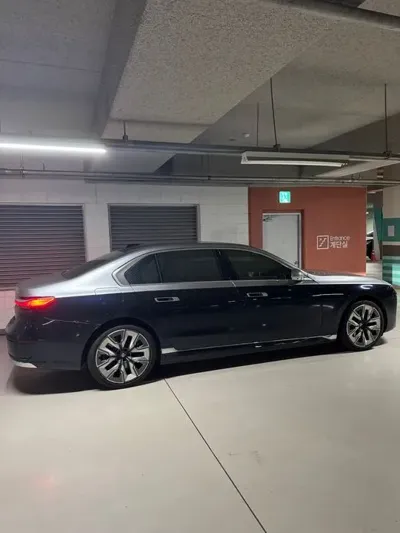 BMW i7
