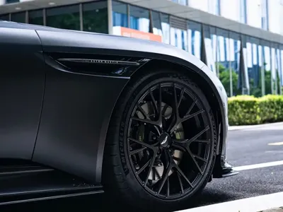Aston Martin DB12