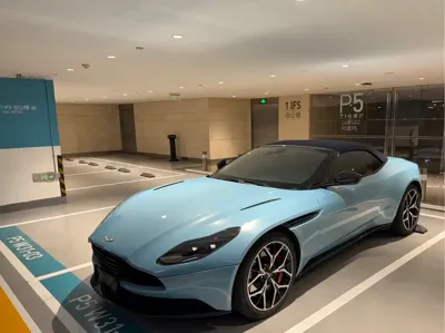 Aston Martin DB11