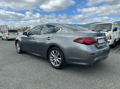 Infiniti Q70