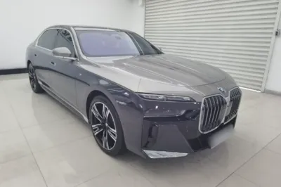 BMW i7