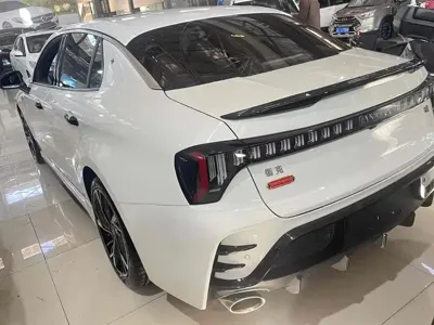 Lynk & Co 03