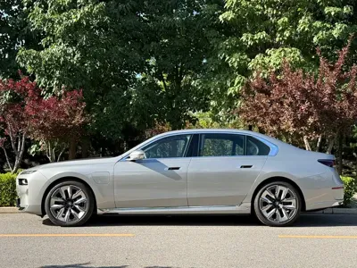 BMW i7