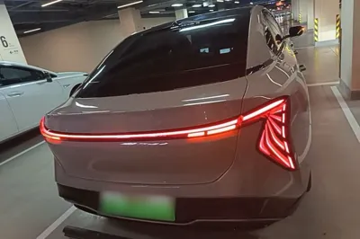 Hongqi EH7