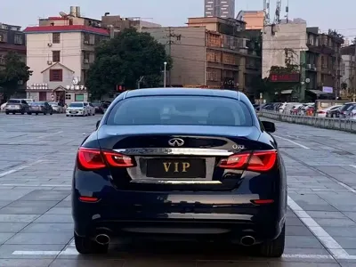 Infiniti Q70