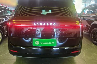 Lynk & Co 900