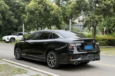 Lynk & Co 03