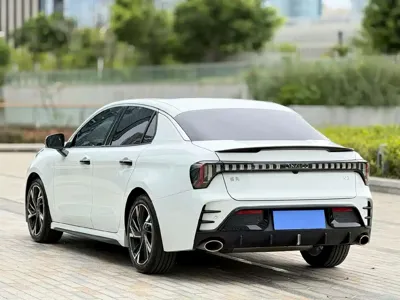 Lynk & Co 03