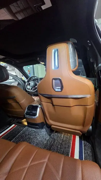 BMW i7