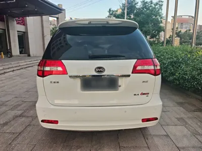 BYD M6