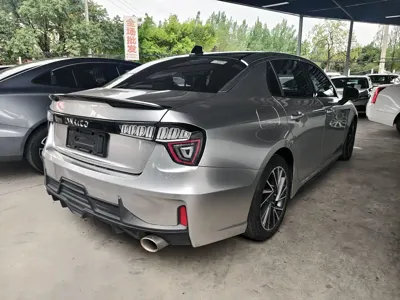Lynk & Co 03
