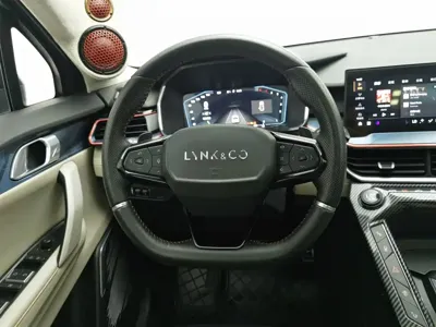 Lynk & Co 06