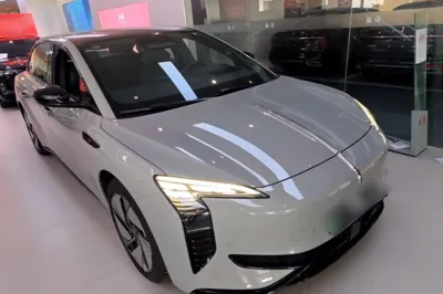 Hongqi EH7