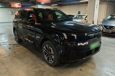 Lynk & Co 900